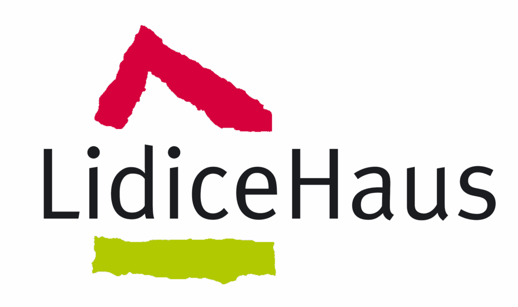Logo LidiceHaus: Auf weißem Grund steht in der Mitte in einem Wort in schwarz Lidice Haus. Unter dem Wort Lidice ist ein grüner, breiter Pinselstrich. Über dem Wort Lidice ist ein roter breiter Pinselstrich in Form eines Dachs.